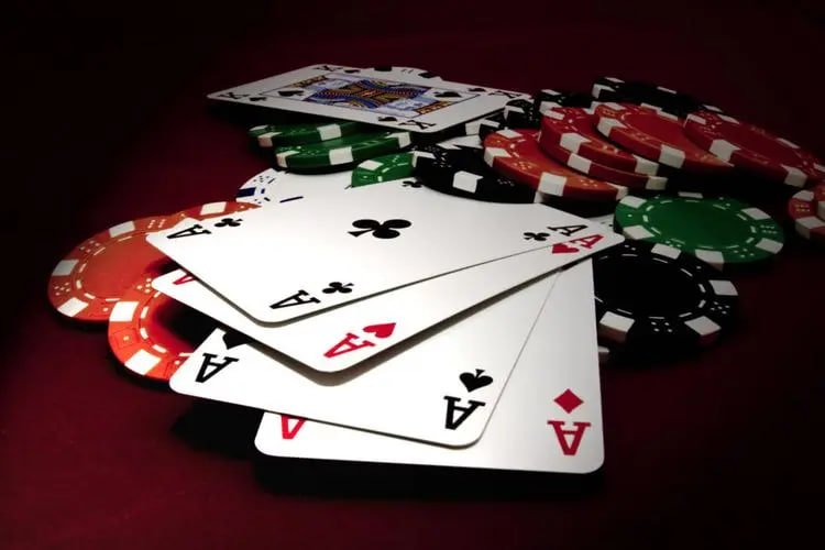 Live casino table တွင် real dealer နှင့် baccarat ကစားနေသောမြင်ကွင်း